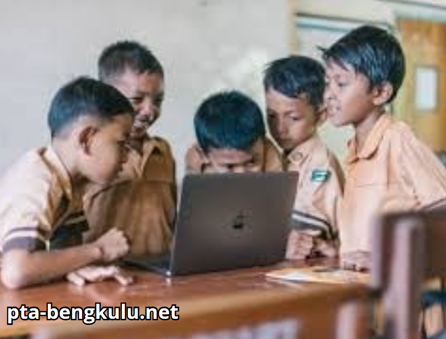 Peran Pendidikan Dalam Teknologi: Pemanfaatan teknologi dalam pembelajaran, seperti penggunaan video screen capture dan platform pembelajaran online, menjadi tren yang terus berkembang.